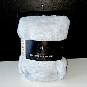 NWT Artisan 34 Faux Fur Standard shams 20 x 30 Silver Fluffy Soft